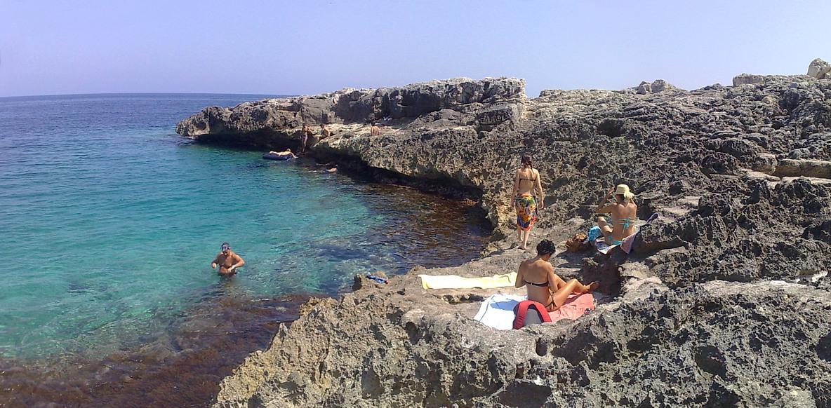 Accès rocheux à la mer 2 km